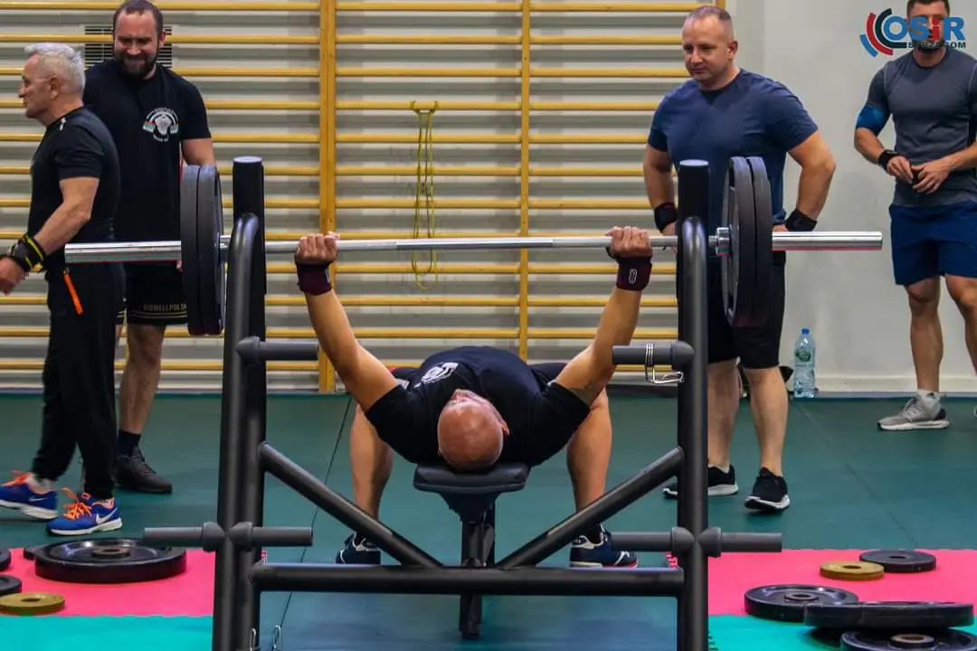Zawodnik wyciskający na ławce poziomej podczas zawodów zorganizowanych w gminie Strzegom