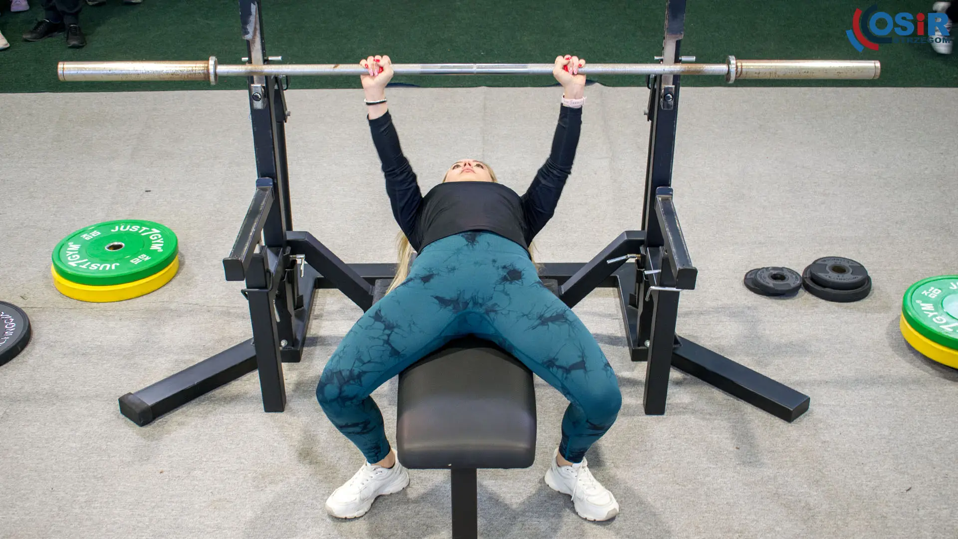 Zawodniczka klubu Start Strzegom wyciskają na ławce poziomiej podczas zawodów w tej konkurencji