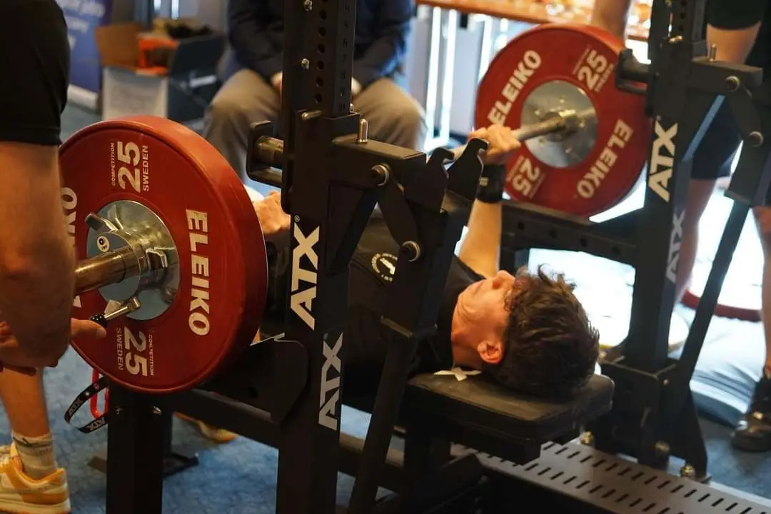 Wyciskanie na ławce przez zawodnika Start Strzegom