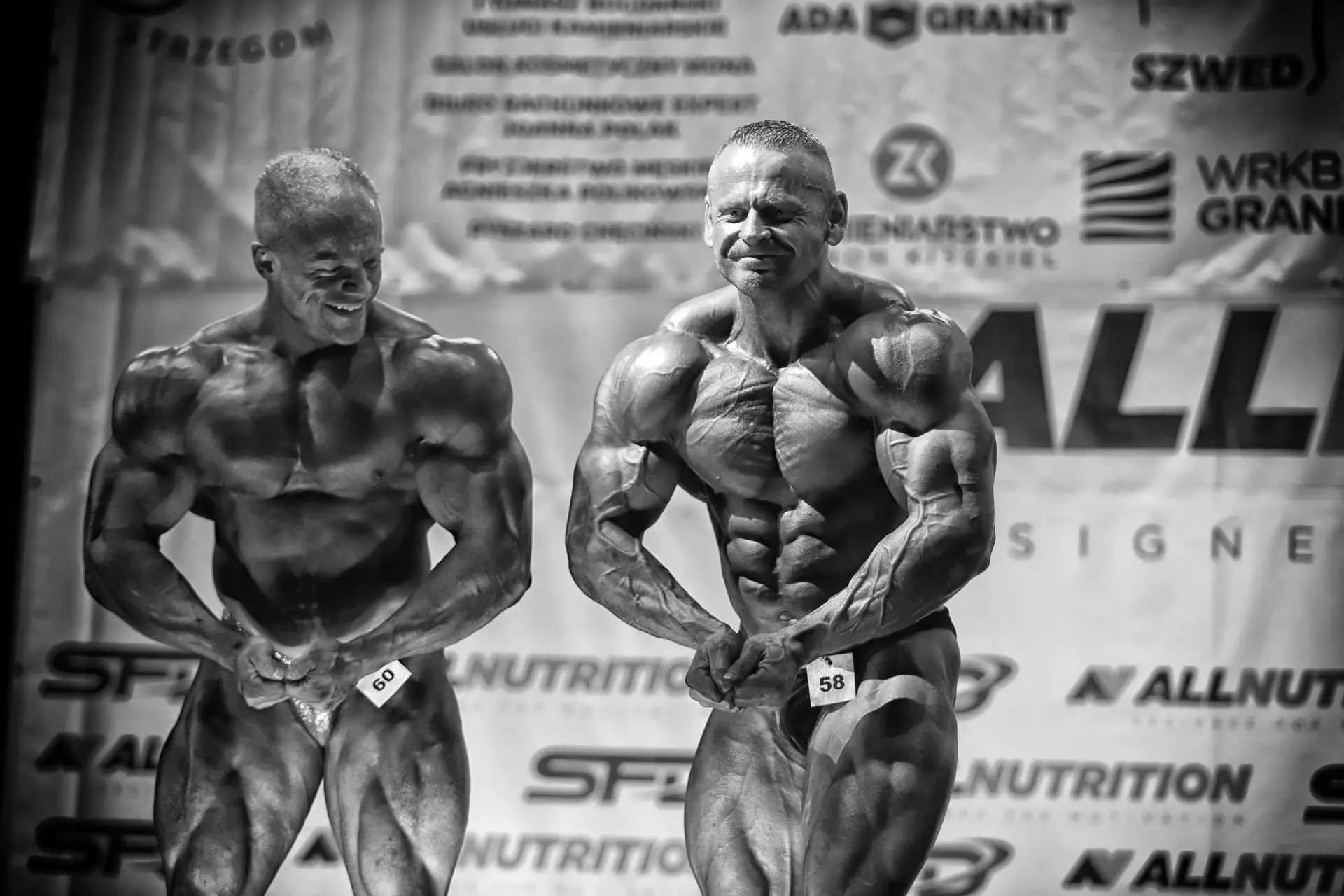 Zawodnicy kulturystyki prezentujący swoje sylwetki na scenie podczas zawodów Kamienna rzeźba