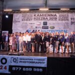 Grupowe zdjęcie na scenie organizatorów oraz sędziów zawodów kulturystycznych Kamienna Rzeźba. Zorganizowanych przez klub sportowy Start Strzegom