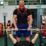 Podejście zawodnika w wyciskaniu sztangi leżąc podczas trwania zawodów organizowanych przez Klub Start Strzegom