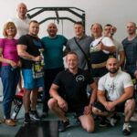 Zdjęcie na siłowni zawodników klubu Start Strzegom oraz zaprzyjaźnionego klubu