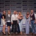 Zdjęcie na scenie organizatorów oraz pomocy technicznej z zawodów kulturystycznych Kamienna Rzeźba.